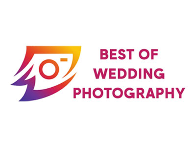 The viator logo from online selling agency offering photo session for honeymoon and weddings.
